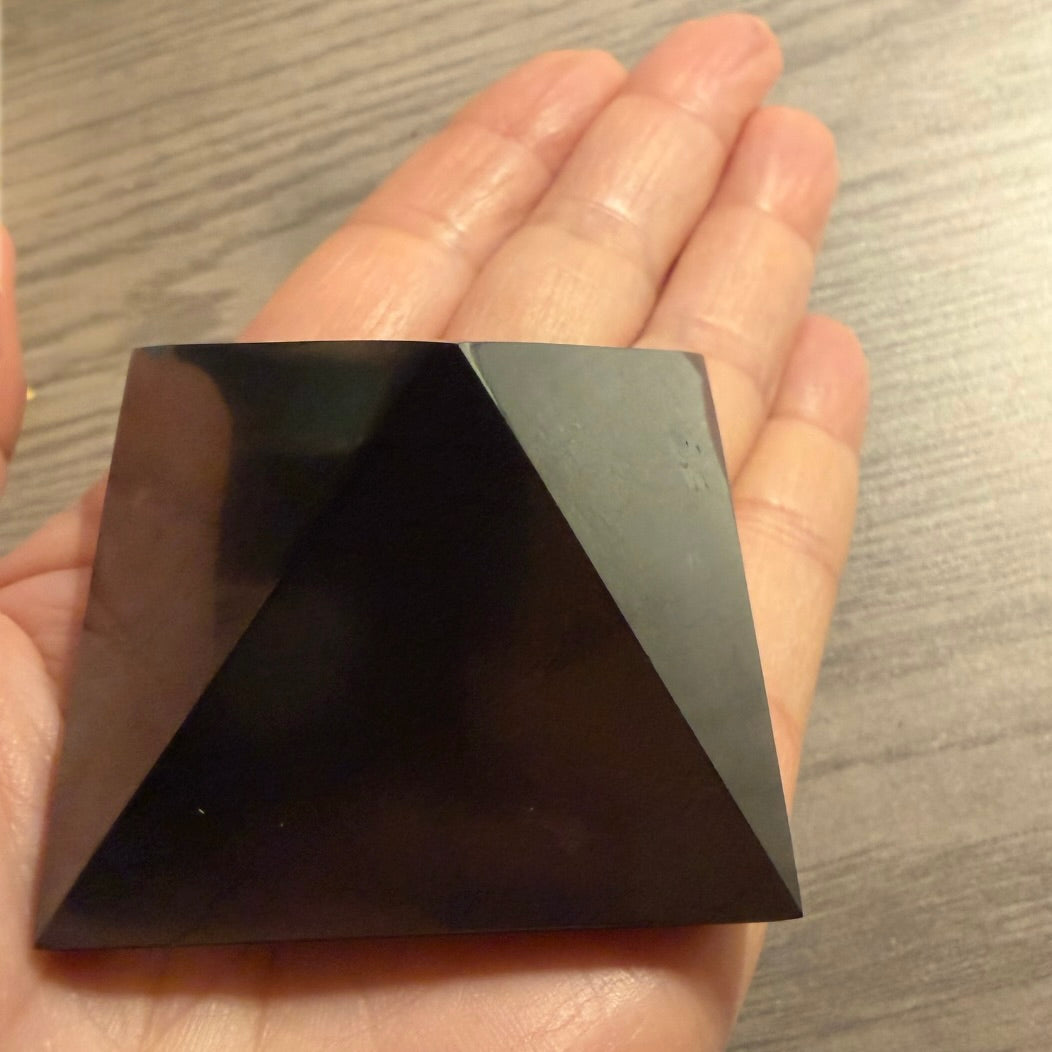 Shungite Pyramid シュンガナイト・ピラミッド37mm 102g SN-068