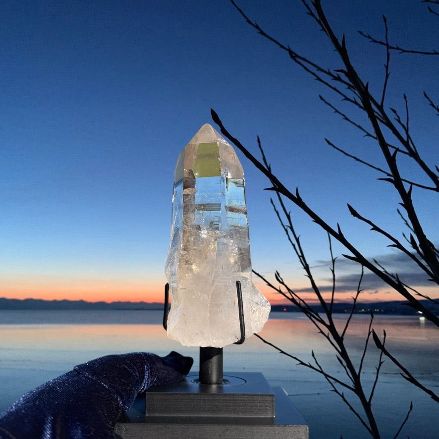 Ultra-Clear Lemurian Seed Quartz Point - Includes Custom Gallery Stand レムリアンシード・クォーツ クリスタルポイント(虹入)  - カスタムスタンド付#LQ-058