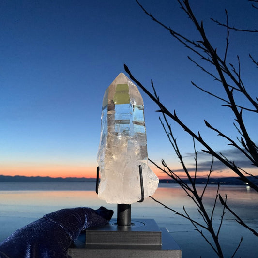 Ultra-Clear Lemurian Seed Quartz Point - Includes Custom Gallery Stand レムリアンシード・クォーツ クリスタルポイント(虹入)  - カスタムスタンド付#LQ-058