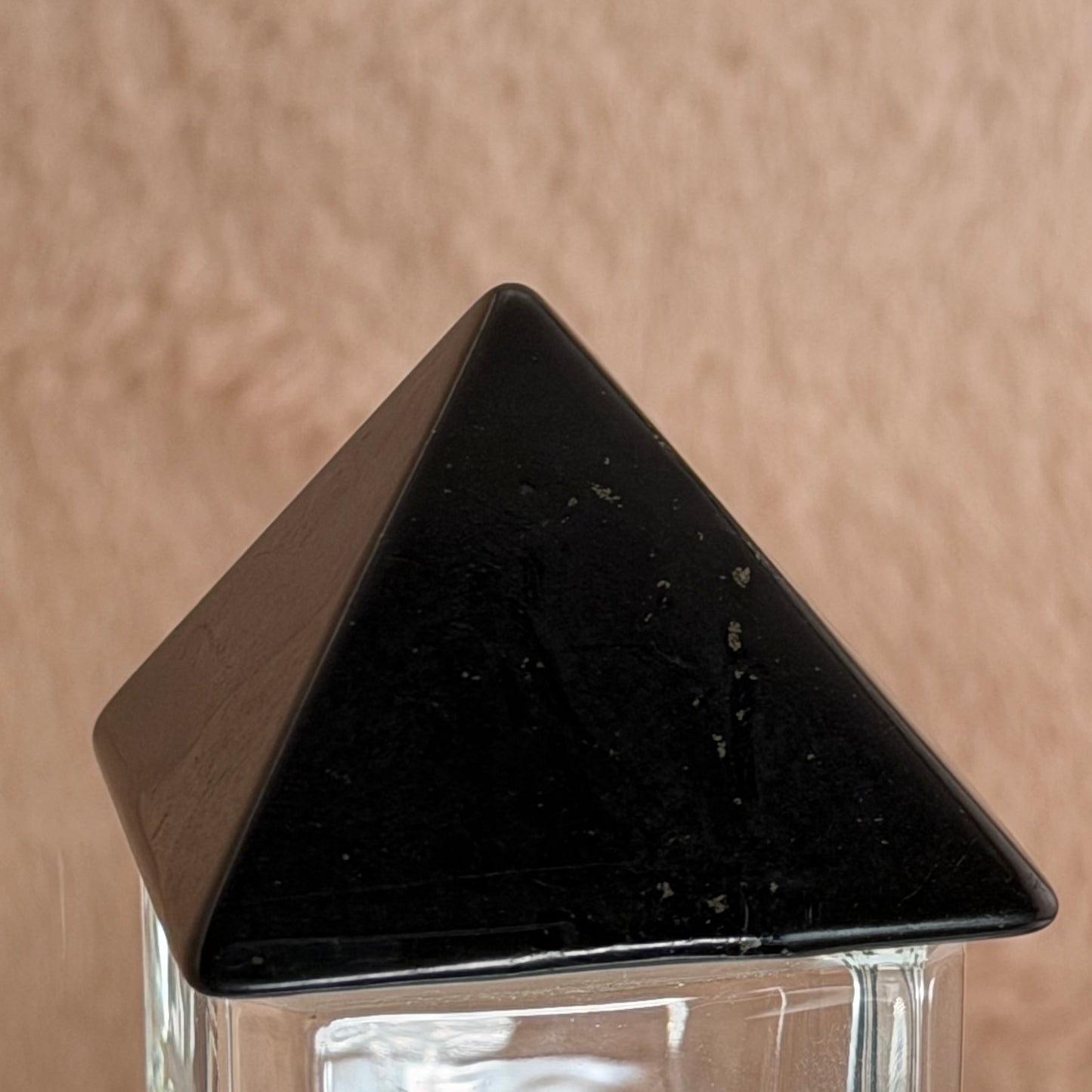 Shungite Pyramid シュンガナイト・プチピラミッド 28mm 42g #SN-069