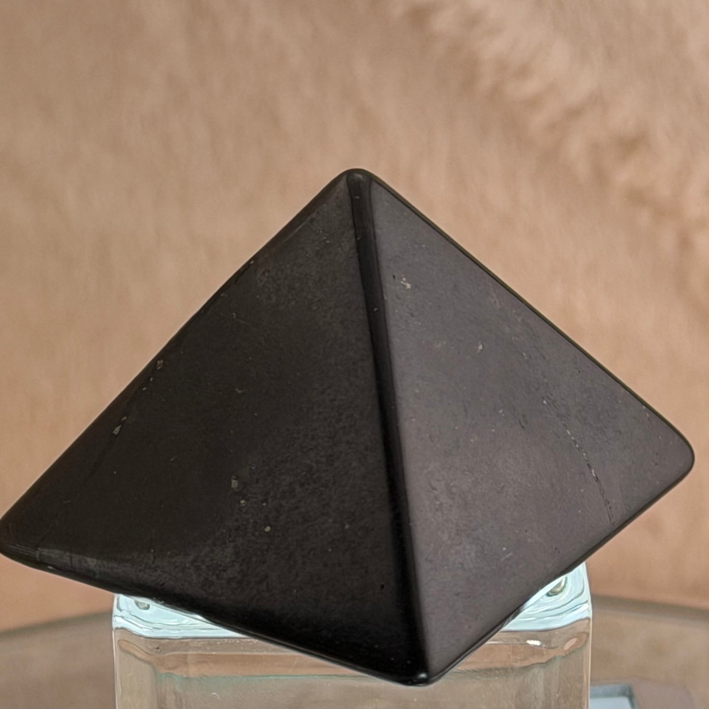 Shungite Pyramid シュンガナイト・プチピラミッド 28mm 42g #SN-069