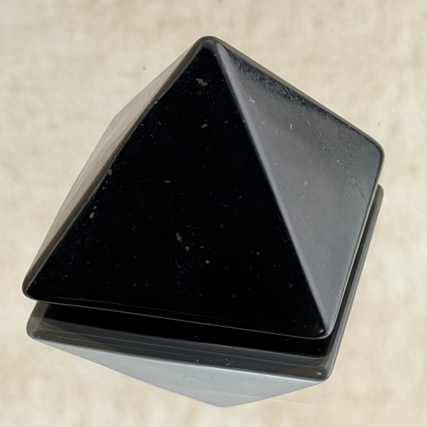 Shungite Pyramid シュンガナイト・プチピラミッド 28mm 42g #SN-069