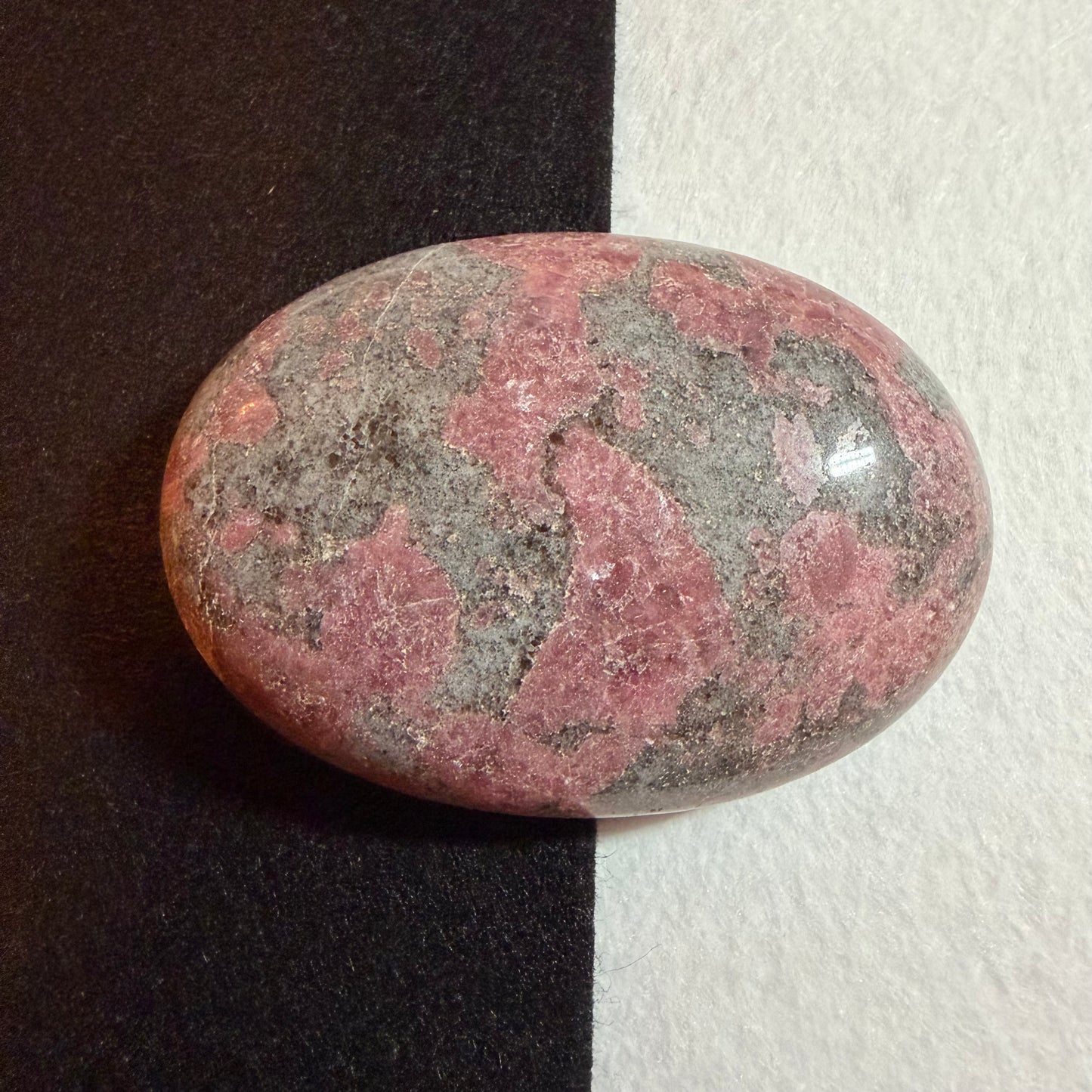 High-Quality Rhodonite Palm Stone (128g) ロードナイト #RH-101