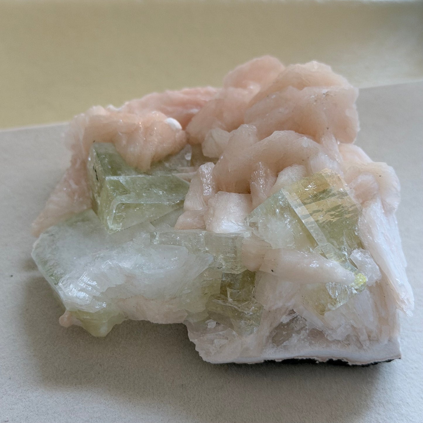 Green Apophyllite & Peach Stilbite Cluster 8.61 oz (244g)グリーンアポフィライト with ピーチスティルバイト#AP-103