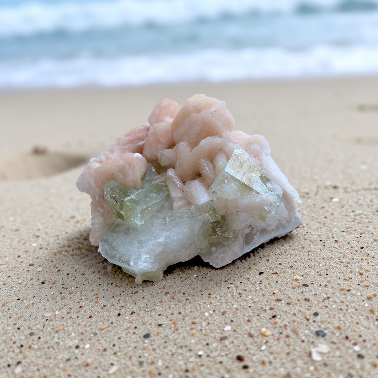 Green Apophyllite & Peach Stilbite Cluster 8.61 oz (244g)グリーンアポフィライト with ピーチスティルバイト#AP-103
